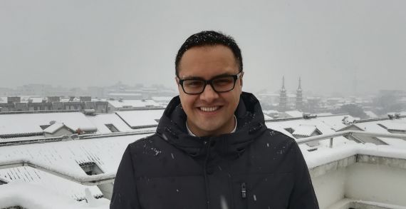 1 El poeta Juan Ángel Torres Rechy, en una Suzhou nevada