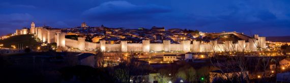 1 Panorámica nocturna de la ciudad de Ávila