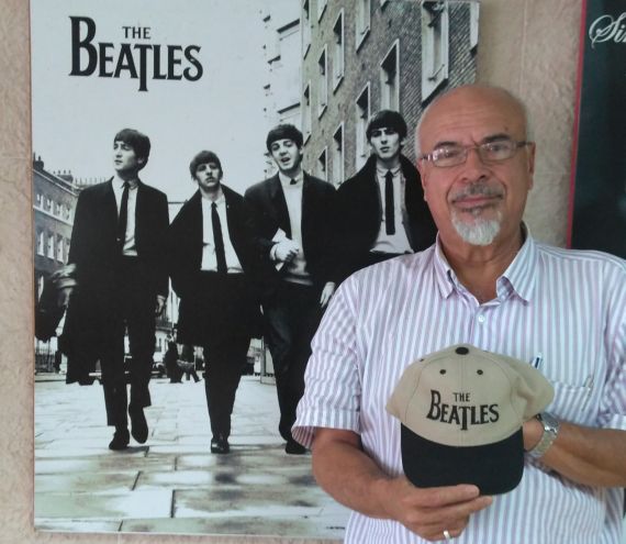 16 Gabriel Jiménez Emán con fondo de Los Beatles