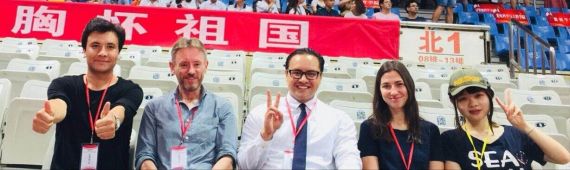 1A El poeta con otros profesores, en la ceremonia de graduación