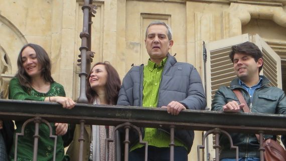 2 Desde el balcón del Ayuntamiento e Salamanca, Ingrid Valencia, Chillida y su esposa, y Salvador Galán (Foto J. Alencar)