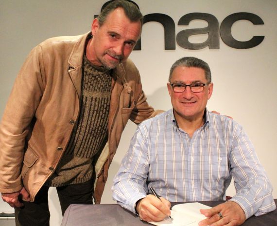 2 Firmando su poemario