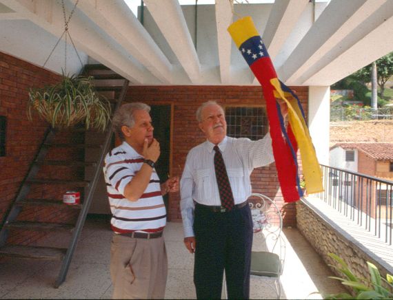 3 Gerbasi enseña la bandera venezolana a Cleto de Asis, en Caracas
