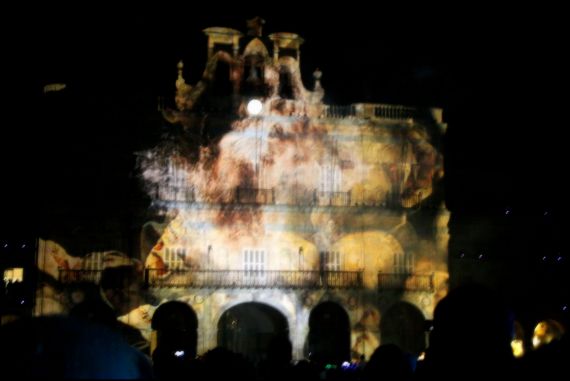 32 Fachada del Ayuntamiento con luces e imágenes (foto de JAM)