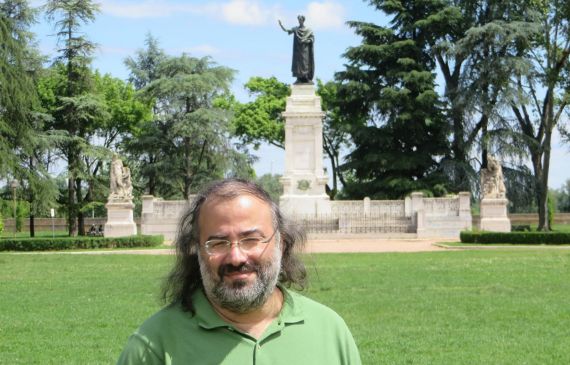 4 Alencart con la estatua dedicada a Virgilio, en Mantua (foto de Jacqueline Alencar)