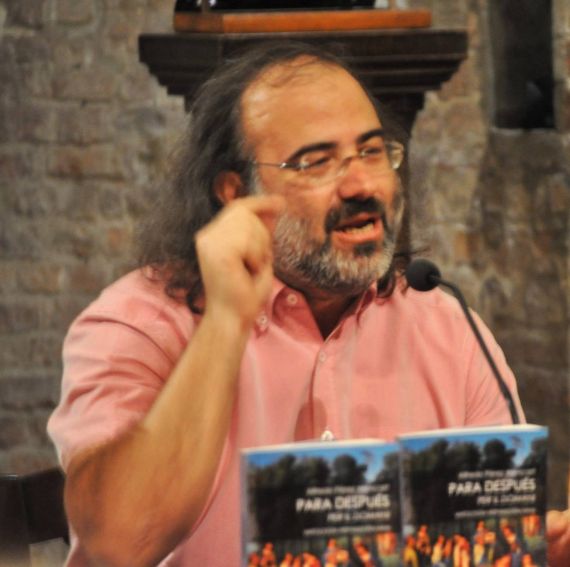 4 Alencart leyendo en Mantua, durante la presentación de su antología (foto de Paola Castagna)