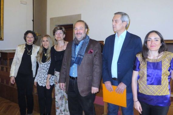 4 Marina González, Etnairis Rivera, Mª Ángeles Pérez López, T. Elssaca, Chillida e Ingrid Valencia, en el Aula Magna de la Facultad de Filología (Foto de J. Alencar)