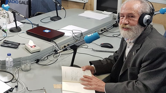 4 Xesús Rábade presentando su libro en Radio