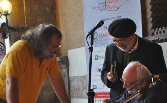 5 Los poetas Alencart, Antonino Caponnetto y Umberto Piersanti, en Mantua (foto de Paola Castagna)