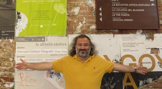 6 A. P. Alencart en una calle de Urbino (foto de Jacqueline Alencar)