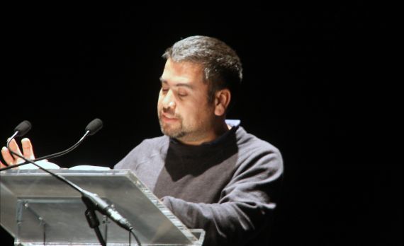 7 El poeta chileno Marcelo Gatica leyendo sus versos en el Teatro Liceo de Salamanca (foto de José Amador Martín)