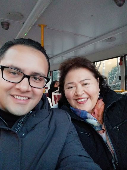 9 Torres Rechy con Esperanza, su madre, en un visita a China