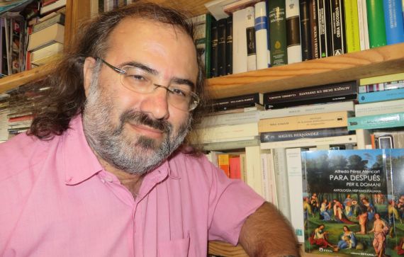 1 A. P. Alencart en su biblioteca (foto de Jacqueline Alencar)