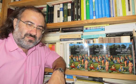 1 Alfredo Pérez Alencart en su biblioteca (foto de Jacqueline Alencar)