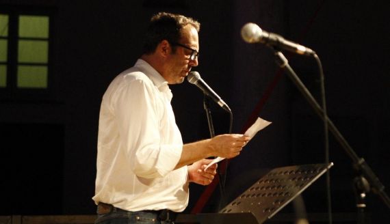 1 Claudio Pozzani leyendo en el Festival de Poesía de Génova