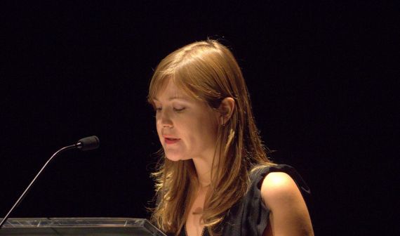1 La poeta Isabel González Gil en el Teatro Liceo de Salamanca (foto de José Amador Martín)