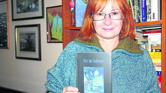 16 La hispanista Zeljka Lovrencic con la antología croata de A. P. Alencart