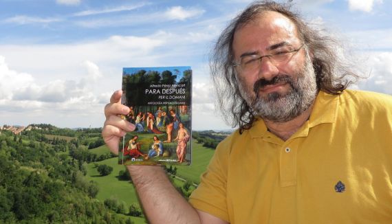 4 A. P. Alencart con su antología, en Urbino (Foto de Jacqueline Alencar)