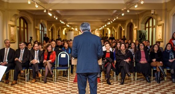 4 Roberto Contreras Olivares presentando la obra