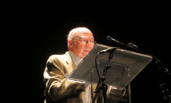 5 José Luis Najenson leyendo en el Teatro Liceo (Foto de Jacqueline Alencar)