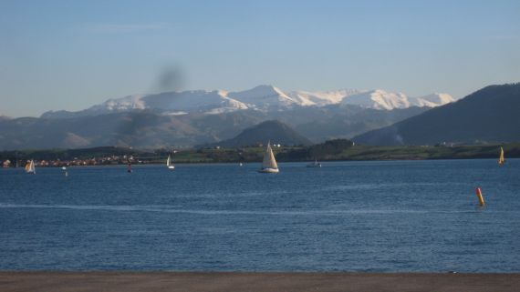 6 Veleros en la bahía de Santander, nieve al fondo