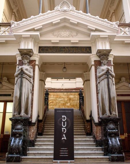 9 Portada del libro en la entrada de la Corte Suprema