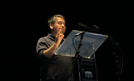 1 El poeta y ensayista chileno Marcelo Gatica, en el Teatro Liceo de Salamanca (foto de Jacqueline Alencar)