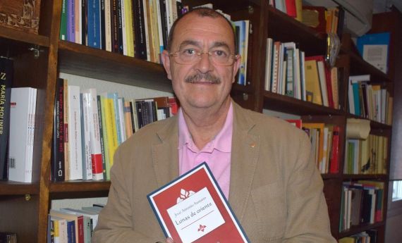 1 José Antonio Santano con su nuevo poemario