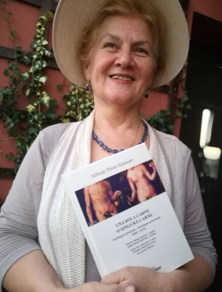 2 La traductora carmen Bulzan con un ejemplar de la antología