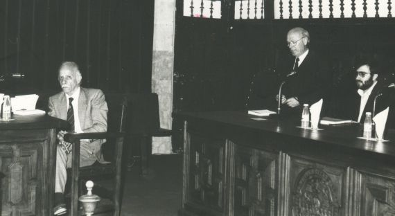 4 Alejandro Romualdo en el Aula Magna de la Pontificia, durante su conferencia sobre Vallejo (con Ortega y Alencart, 1992)