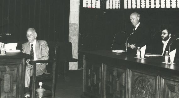 4 Alejandro Romualdo en el Aula Magna de la Pontificia, durante su conferencia sobre Vallejo (con Ortega y Alencart, 1992)