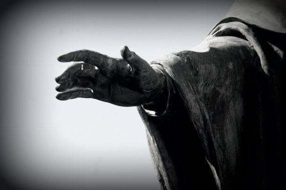 6 Detalle de la estatua de Fray Luis de León (José Amador martín)
