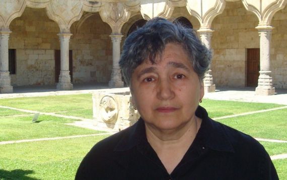 7 Elena Liliana Popescu en el Patio de Escuelas Menores de la Universidad (foto de Jacqueline Alencar)