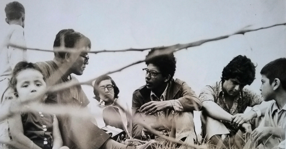 9 Años 70. El periodista César Lévano entrevistando a Enrique Verástegui y Jorge Pimentel