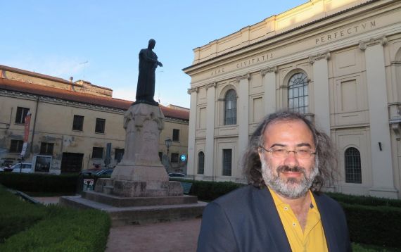 1 Alfredo Pérez Alencart ante la estatua dedicada a Dante, en Mantua (foto de Jacqueline Alencar)