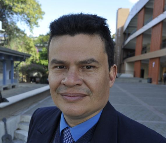 1 El poeta costarricense Alexander Anchía