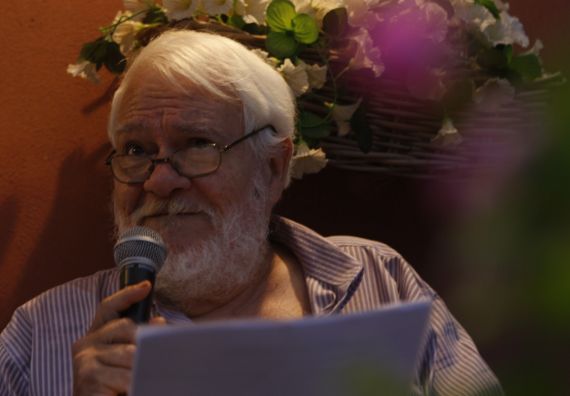 1 Rojas Guardia leyendo poemas en Boccadasse (Génova)