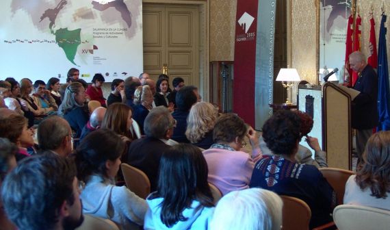 1Pompeyo del Valle leyendo sus poemas en el Salón de Recepciones del Ayuntamiento de Salamanca (foto de Jacqueline Alencar)