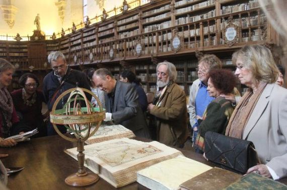 2 Eduardo Hernández enseñando los libros a los poetas