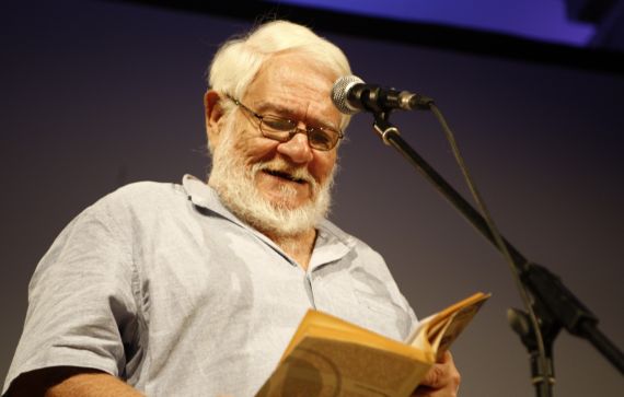 4 Rojas Guardia leyendo en Giardini Luzzati, Génova