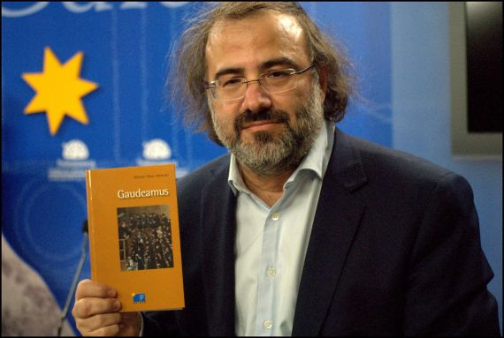 1 Alfredo Pérez Alencart, con su antología Gaudeamus (J. A. M.)