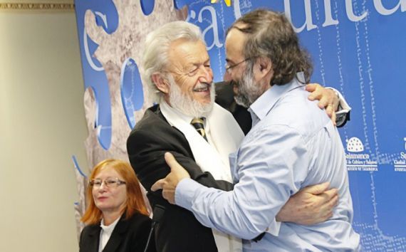 12 Abrazo entre Alencart y Bilosnic. Sentada, Zeljka Lovrencic