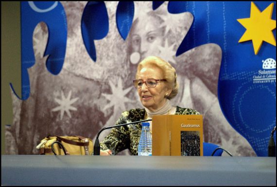 2 Pilar Fernández Labrador, en un momento de la presentación (J. A. M.)