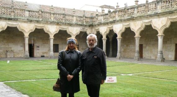 3 Željka Lovrenčić yTomislav Marijan Bilosnić en el Patio de Escuelas menores de la Usal