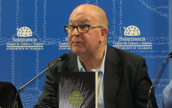 4 El poeta Victor Oliveira Mateus, responsable de la colección Contramaré, de Labirinto