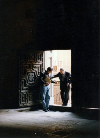 5 Baquero ingresando a la Universidad Pontificia con Manuel Ulacia (199, Foto de Paloma García)