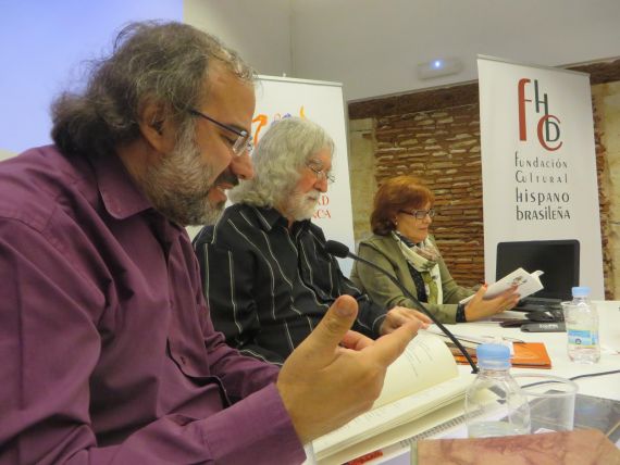 5 Lectura de A. P. Alencart, con Alves de Faria y Regalo (foto de J. Alencar)