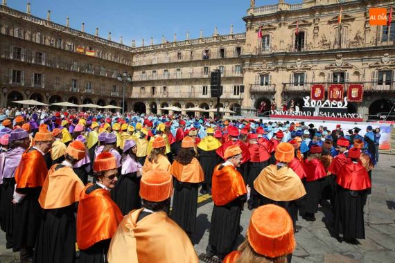 6 Rectores del mundo y profesores de la Usal en la Plaza Mayor