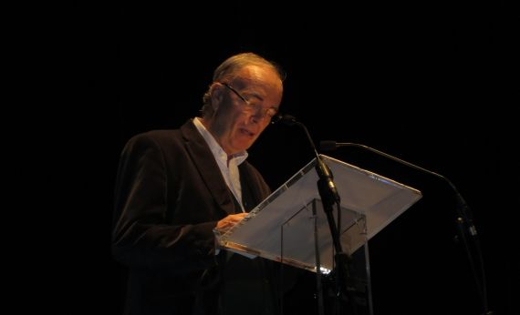 1 Antonio Hernández leyendo en el Teatro Liceo de Salamanca (foto de Jacqueline Alencar)