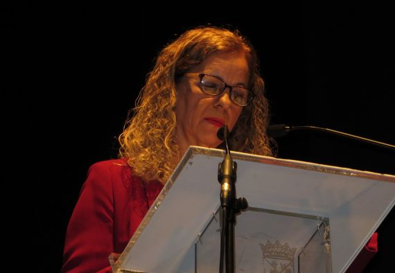 1 Cecilia Álvarez leyendo en el Teatro Liceo de Salamanca (foto de Jacqueline Alencar)